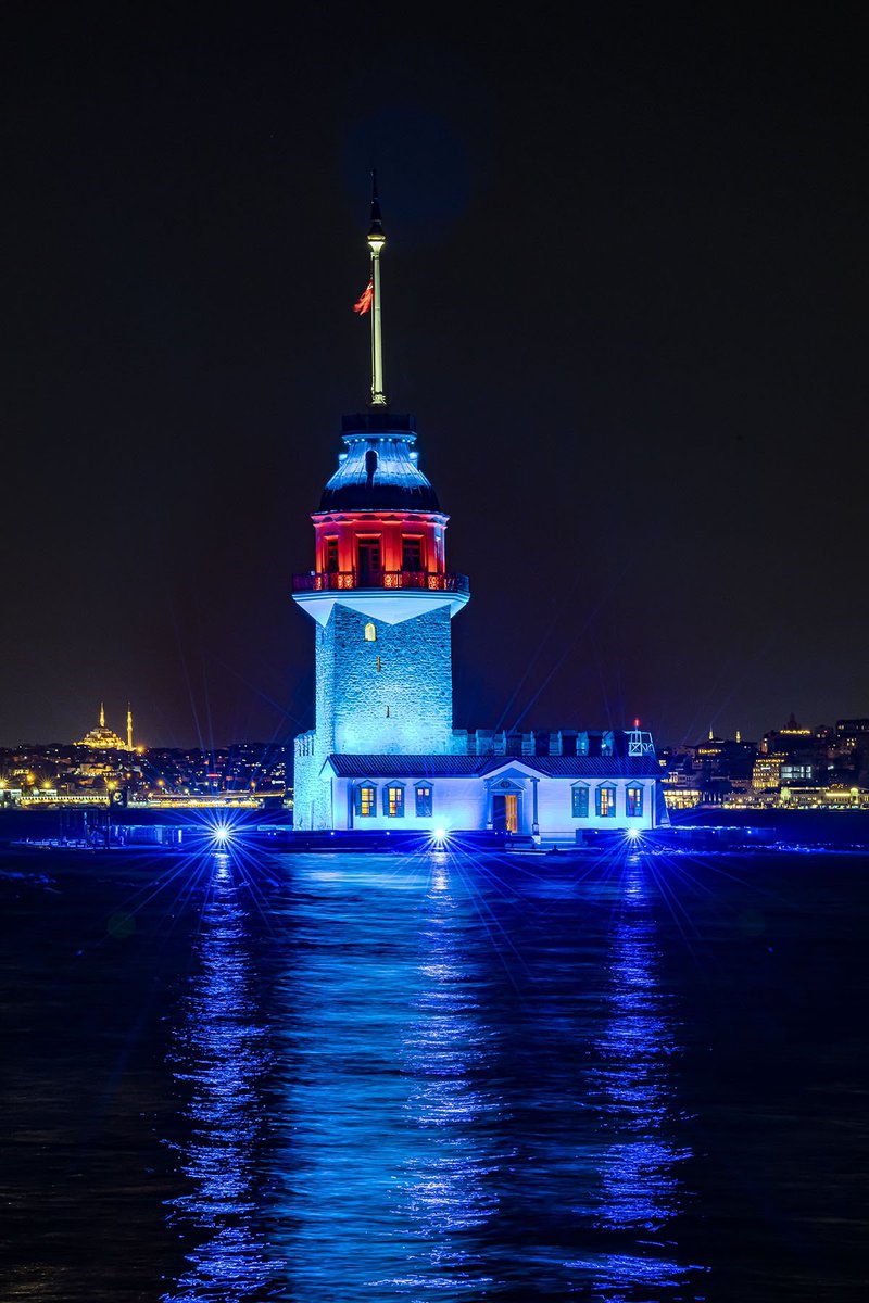 Robelighting's tweet photo. The famous Maiden’s Tower, on an islet at the southern entrance of the Bosphorus strait, 200 metres from the coast of Üsküdar in Istanbul, Turkey, has re-opened after restoration with a new permanent #lightingdesign by Martin Kuhn featuring over 75 #AnolisLighting LED luminaires. https://t.co/tuipKLJMdt