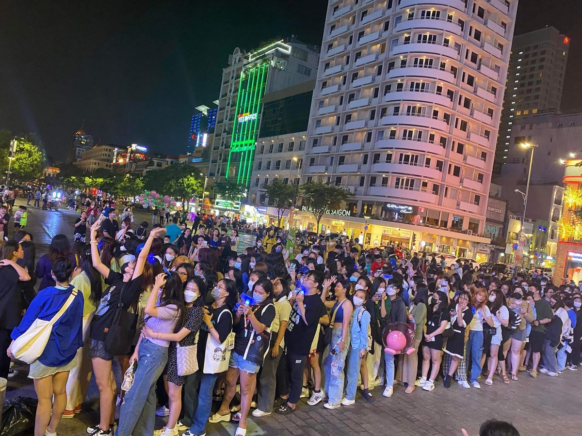 Even when everything was dark, Vietnamese BYLs was there showing there power and making us comfortable that there's still fans love and support Biu 💙💙

#Beyourluve