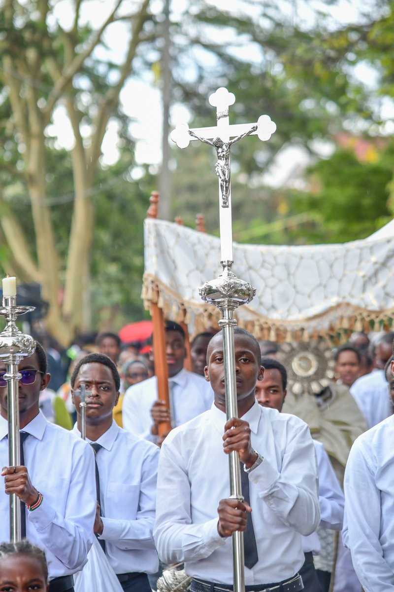 StrathU's tweet photo. In the afternoon, we held a Eucharistic Procession, which begins and ends in a holy place, led by Fr. Charles Mundia, @suchaplaincy
The procession was an opportunity to pray for all in the University, their families and all connected to Strathmore.
#StrathFoundersWeek https://t.co/fk0YMrS0C2