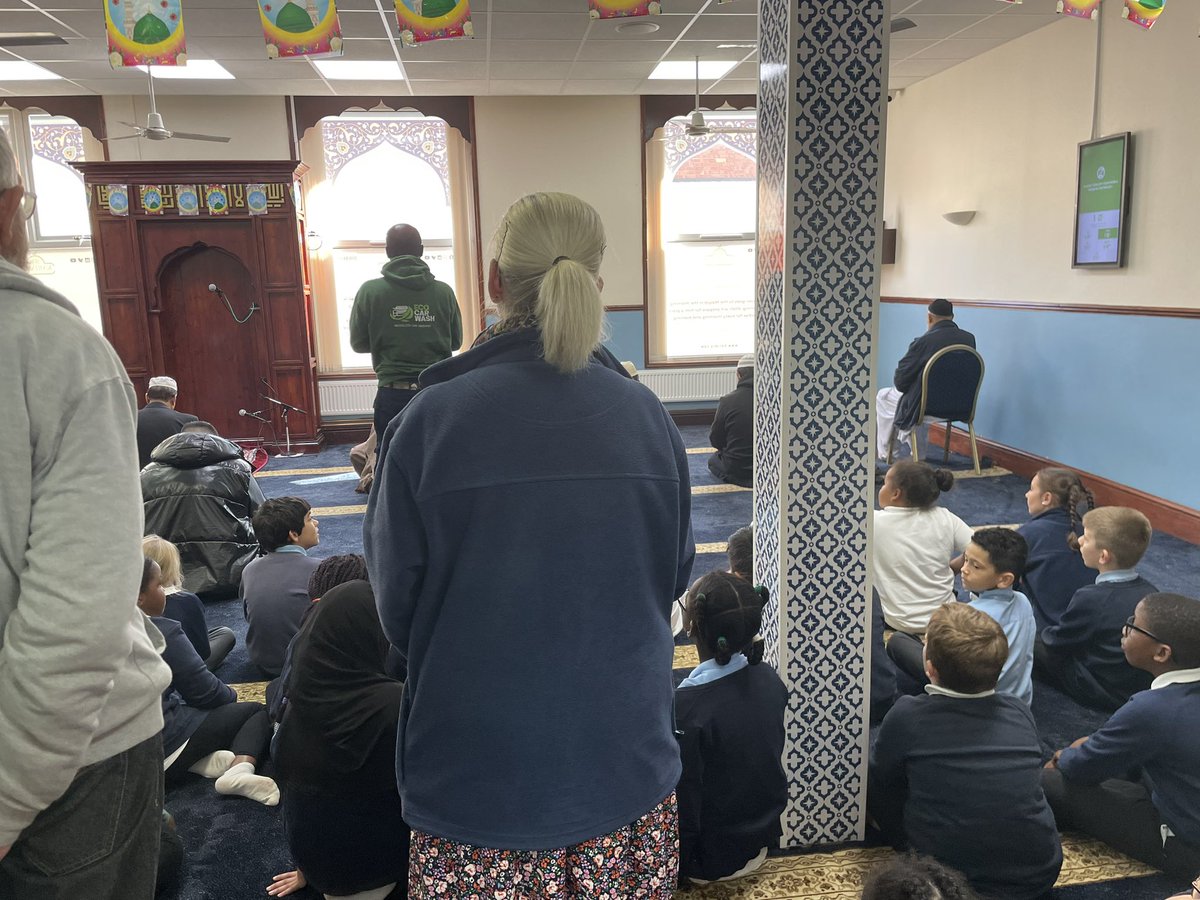 HumankindPrjct's tweet photo. We enjoyed hosting @BrocklewoodP primary school at Karimia. It was great as we shared our beliefs and answered some interesting questions about Islam and Islamic art! #CommunityEngagement #humankind https://t.co/iPqEDgVyUZ