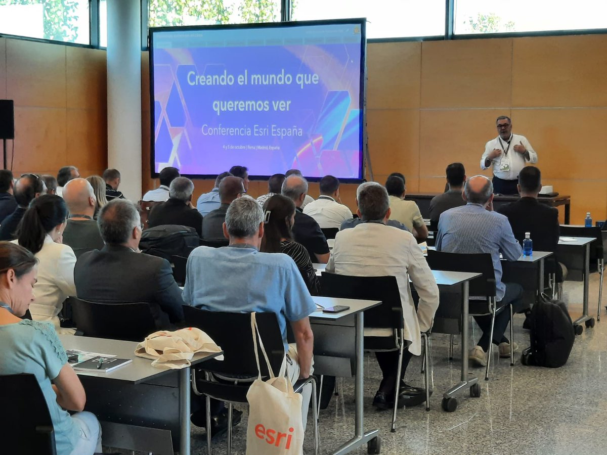 GalvezRivas's tweet image. Siempre lo primero @SOScodigo, luego a inocular el virus de #ProtecciónCivil 

Gracias @Esri_Spain por la invitación y gracias a los participantes por su consideración