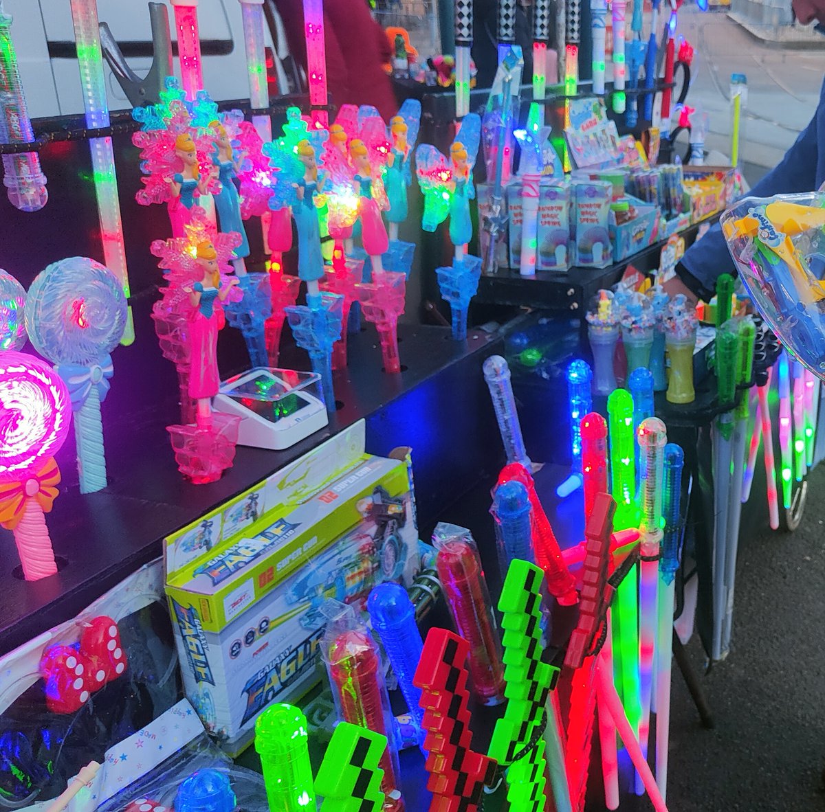 More non-compliant items seized at Goose Fair whilst out and about with <a href="/CP_Central_Hub/">Community Protection Central Hub</a> due to labelling issues, screws missing from the battery compartment, and toys coming apart too easily.
Take a look at ROSPA Top 10 toy safety tips 👇
rospa.com/home-safety/ad…