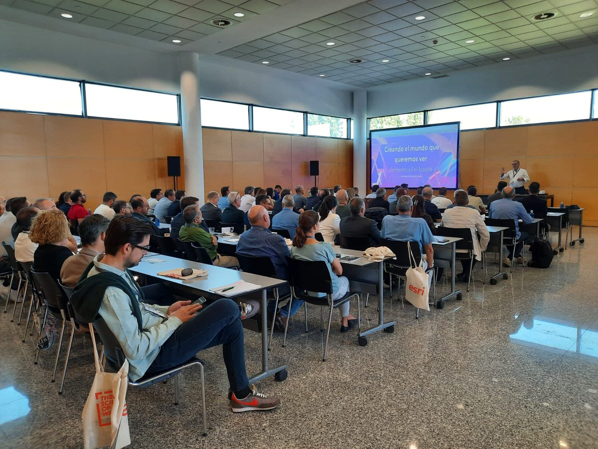 GalvezRivas's tweet image. Siempre lo primero @SOScodigo, luego a inocular el virus de #ProtecciónCivil 

Gracias @Esri_Spain por la invitación y gracias a los participantes por su consideración