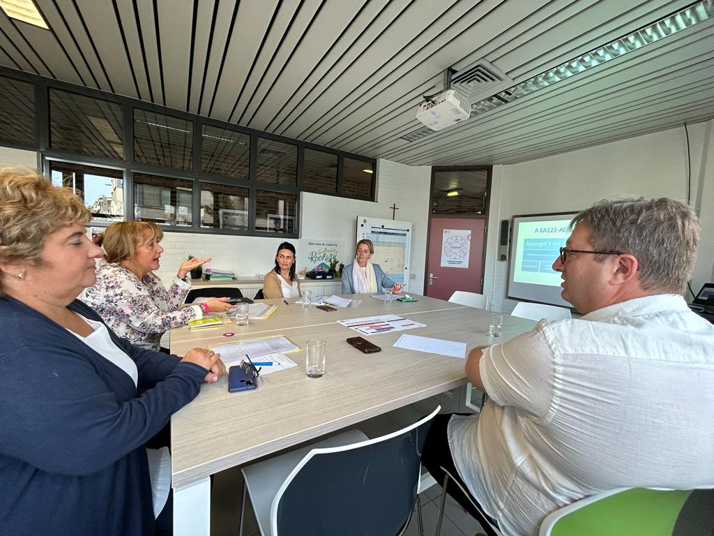 Synerg_IEs's tweet photo. Tercer día de trabajo. @Synerg_IEs  visita en Geel, las instalaciones de la Escuela Sint Maria del grupo KOGEKA, con mobiliario del Proyecto Aula del Futuro. La directora expone el modelo de calidad y evaluación que lleva desarrollando el centro desde 2014. @sepiegob https://t.co/UpLwefAtP4