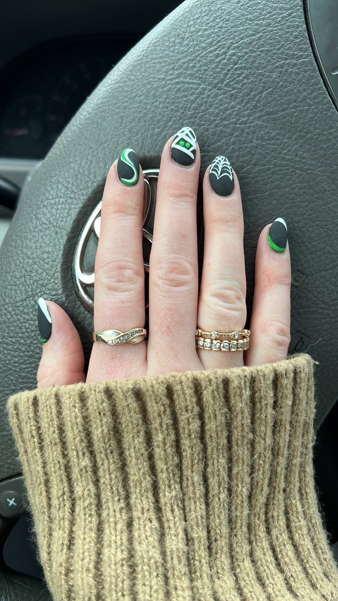 whitsav's tweet photo. matte mummy 💚🤍🕸️ https://t.co/ou5HCABkjr