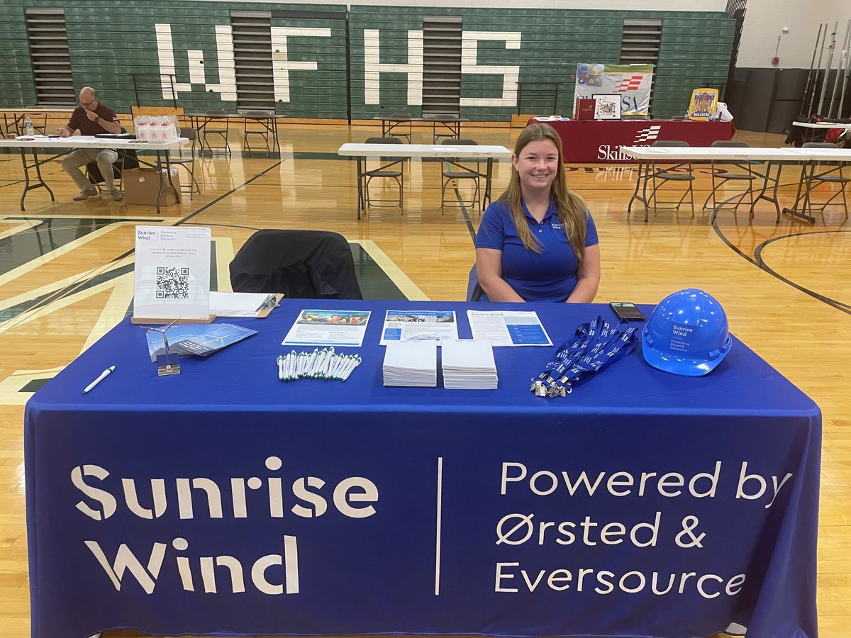 SunriseWindNY's tweet photo. The #SunriseWind team had a great time at the recent @WilliamFloydSD High School Career Fair, chatting with students, parents and other community members about the many job opportunities in #offshorewind and the exciting work ahead #BuildingSunrise. https://t.co/fVzoej87gO
