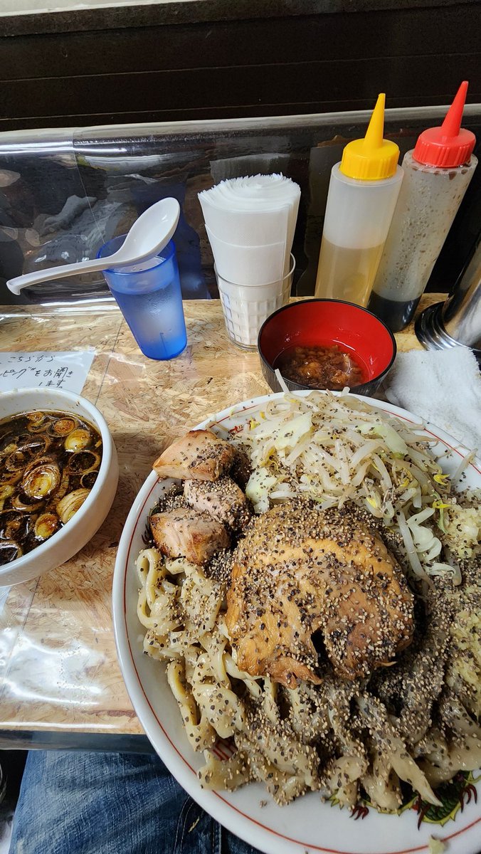 #自家製麺まさき非乳化

11:15外待ち3名、その後スグ中へ·͜· ︎︎ᕷ

ブラック大盛①豚①アブラマシマシ別皿

シンオーション変更漏れ、カボス注文忘れた(´；ω；｀)

でも最高過ぎた。地元のラーメンを思い出す醤油感。
ネギじゃなくてタマネギも欲しくなったー！
また食べたい！ご馳走様でしたー！