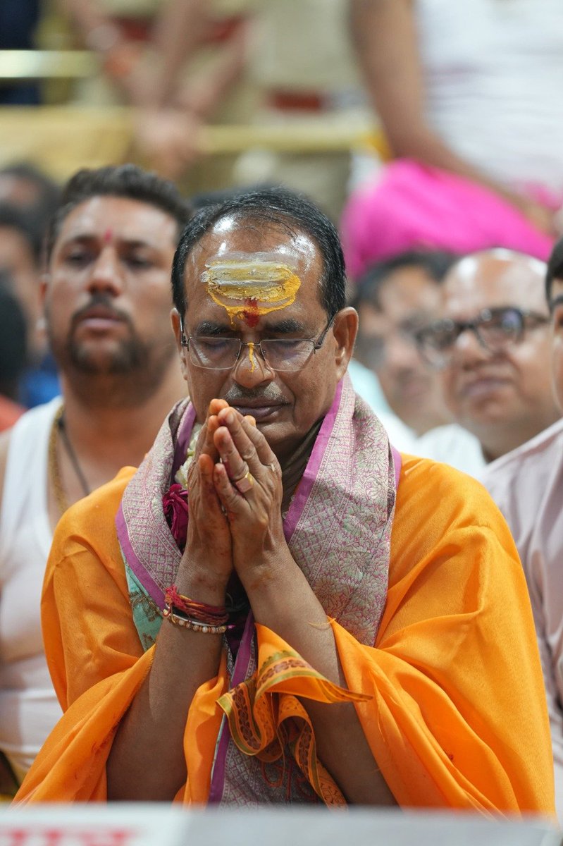 अब महाकाल के दरवाजे से कोई भी श्रध्‍दालु भूखा नहीं जाएगा, उज्‍जैन में बनने जा रही है देश की सबसे बड़ी रसोई, जहां रोजाना हजारों की संख्‍या में लोग भोजन कर सकेंगे। मध्‍यप्रदेश के लिए ये बहुत ही गर्व की बात है। <a href="/chouhanshivraj/">Shivraj Singh Chouhan</a> #MahakalLokUjjain