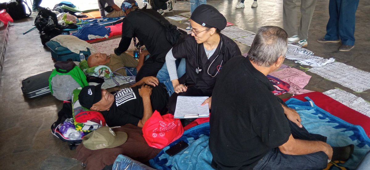 ReporteYa's tweet photo. #5Oct 10:10 AM #HuelgaDeHambre #JubiladosPDVSA 
@ocariz_ed: Jubilados de PDVSA siguen en huelga de hambre en las instalaciones de la UCV, exigiendo se les cancele lo que les corresponde, nivelación del salario de jubilación y demás deudas que mantiene el estado venezolano, que asciende a los 2.7 millones de Dólares