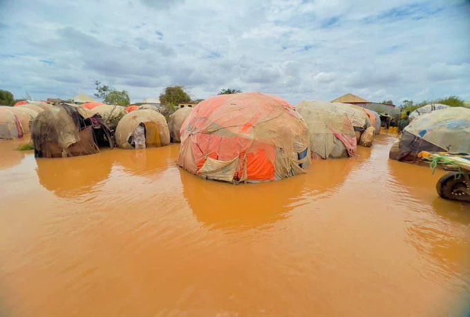 the people living in #Baidoa IDPS affects 10 hours rainfalling  their houses filled with water even they have no wher to cook