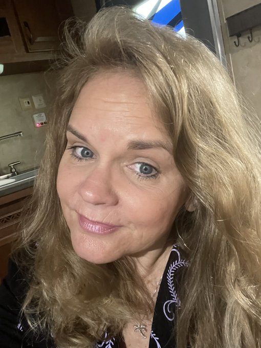 Ok I am putting 2 photos of me up one is with a filter and one is withou https://t.co/DlwxmP2ial<a href="/tag/realloyalfans"class="tags"><span>#realloyalfans</span></a>
