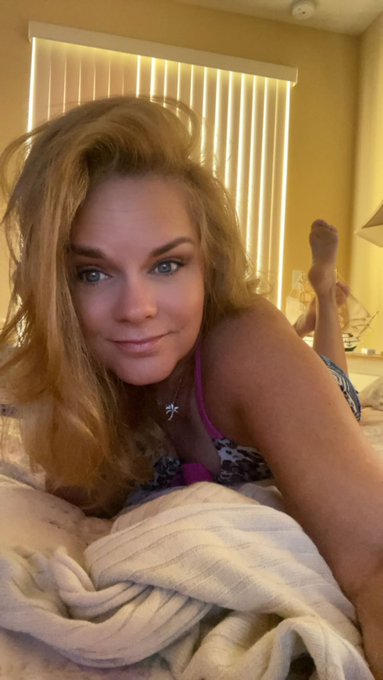 Ok I am putting 2 photos of me up one is with a filter and one is withou https://t.co/DlwxmP2ial<a href="/tag/realloyalfans"class="tags"><span>#realloyalfans</span></a>