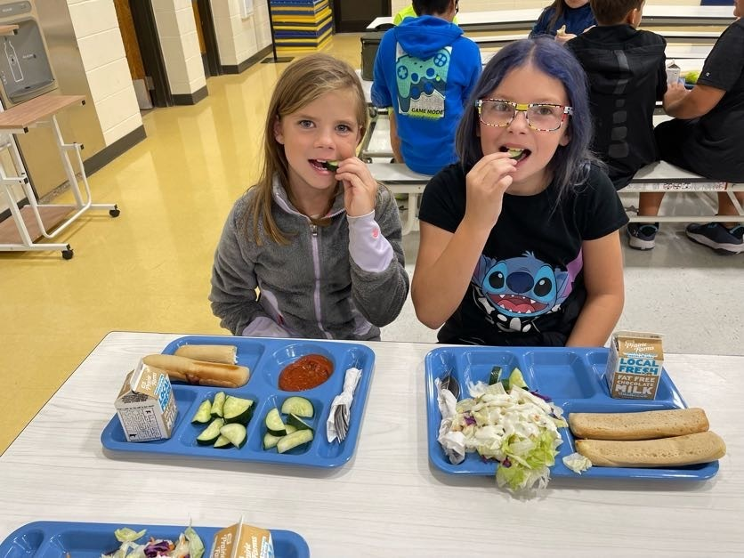 AberdeenSD61's tweet photo. Our students are crunching into local produce!
At #AberdeenPublicSchools, our Food Service Department serves locally grown produce to students every day!
The department is encouraging participation in the South Dakota #CrunchOff: https://t.co/OFHABJOQog https://t.co/wfmCI387J7