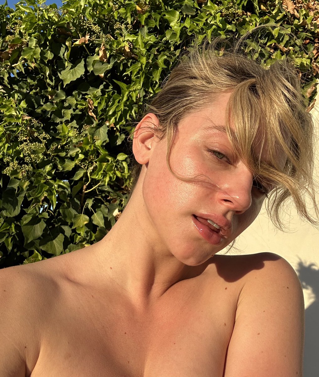 lilireinhart's tweet photo. Since I was 12, l've struggled with acne. My skin has suffered consistent breakouts, hyperpigmentation, redness and scarring. I feel impassioned and motivated to find solutions for not only myself, but others who struggle as well. This is my skin now, makeup free... no filter. I can't wait to share more about what I've been working on 🧚🏻‍♂️