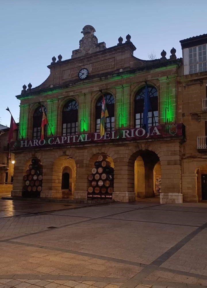 guardiacivil's tweet photo. Como reconocimiento a la @guardiacivil durante los actos de celebración de la #PatronaGc2023 los Ayuntamientos han iluminado sus fachadas de verde. Con las imágenes de algunos de ellos, os deseamos una feliz noche, y si nos necesitas 👉 #062 https://t.co/RL1zmT33d7