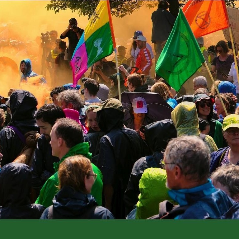Extinction Rebellion is nummer 1 in de Duurzame top 100 van Trouw. We zijn ontzettend trots op alle mensen die hier de afgelopen jaren aan meegewerkt hebben, op straat en achter de schermen. 

Burgelijke ongehoorzaamheid werkt, actievoeren moet. Doe mee en sluit je aan!!