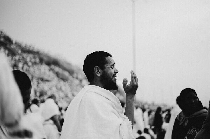 Ils pleuraient alors qu’ils étaient pieux alors que toi, tu ris avec des péchés. 

— Ibn Al-Jawzi