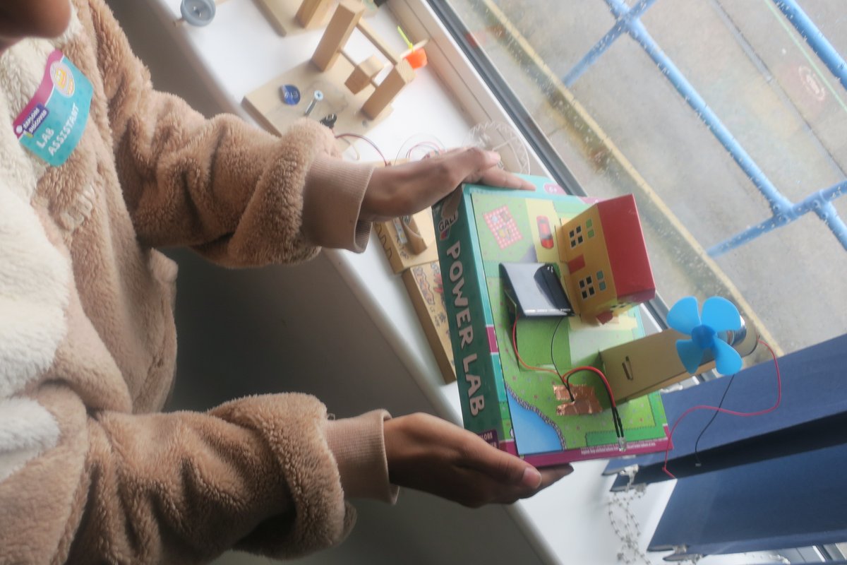 TVenturists's tweet photo. Our Venturists @church_prim applied their #science understanding to create a model of the #sustainable energy they are going to produce in their school with @Future_T_org  - lots of key skills developed here #resilience #cooperation #patience #STEMeducation #Steam https://t.co/LME3OT8NYR