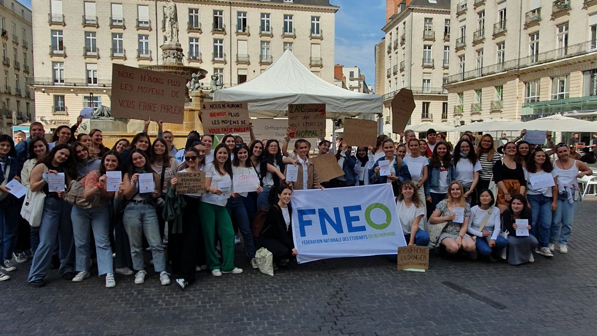 Lea_FNEO's tweet photo. 📣 Les étudiants en #orthophonie se sont mobilisés aujourd'hui !
⚠️ La pénurie d'orthophonistes met en péril la formation des #étudiants mais également l'accès aux soins des patients.
Agissons dès maintenant pour garantir des soins essentiels à tous ! 💪
#OrthophonieEnDanger https://t.co/Xm2VGhcH98