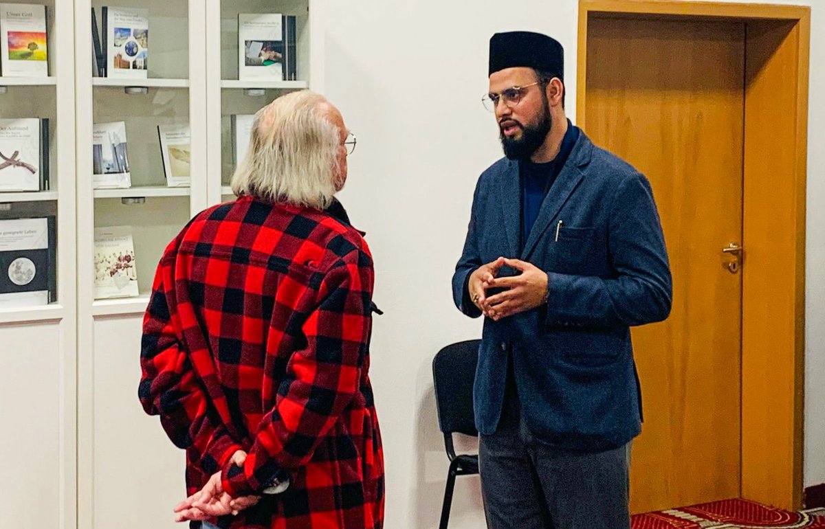 AhmadiyyaKiel's tweet photo. Beim #TagderoffenenTür hießen wir zahlreiche Bürgerinnen und Bürger herzlich in der Habib #Moschee in #Kiel willkommen. Der Tag war geprägt von lebhaftem Dialog und regem Austausch. @AhmadiyyaDE @PresseAhmadiyya https://t.co/wYjfmRC0Wp