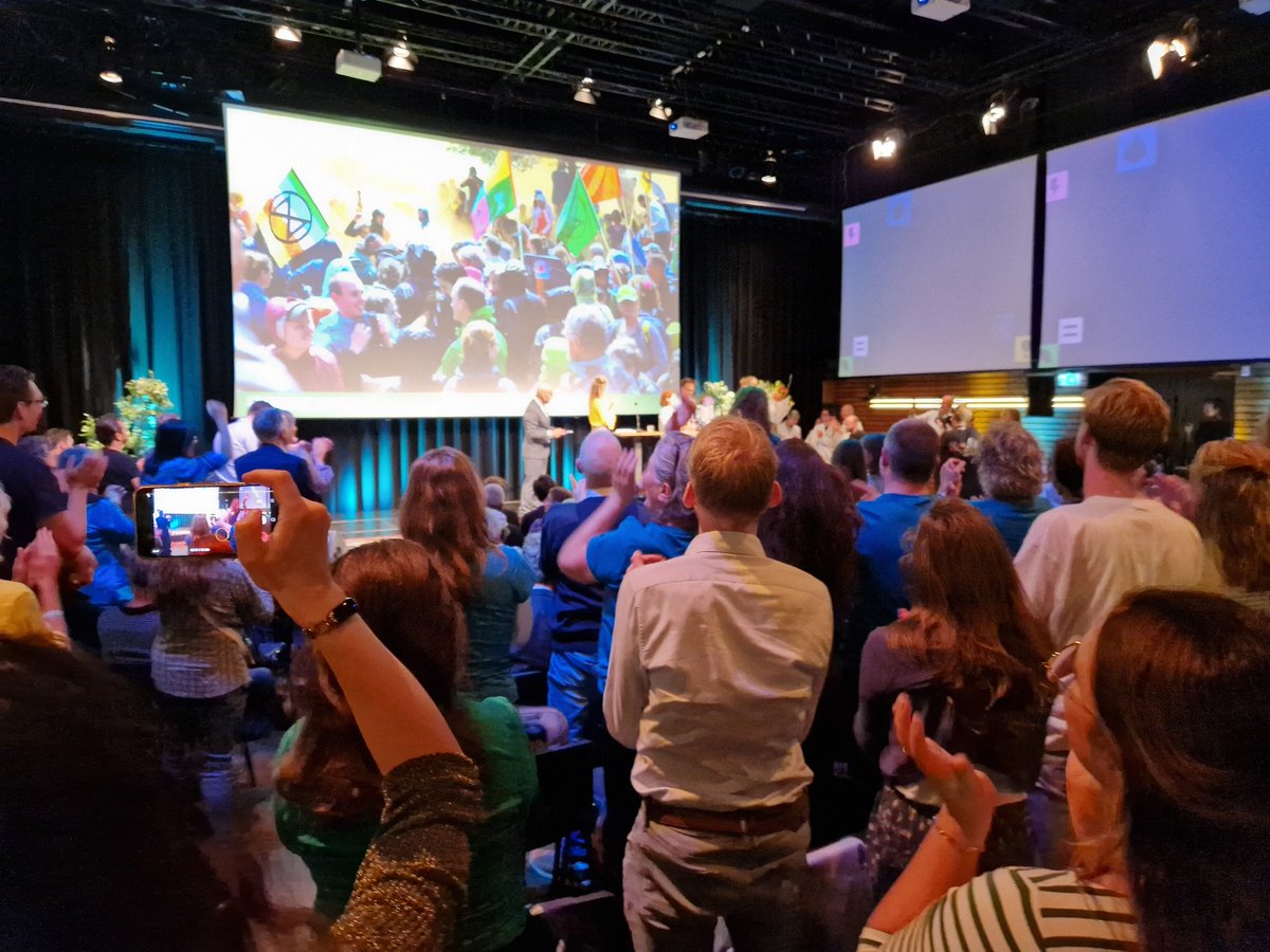 Staande ovatie voor de duizenden rebellen van <a href="/NLRebellion/">Extinction Rebellion Nederland</a>, de nieuwe #1 van de #Duurzame100.