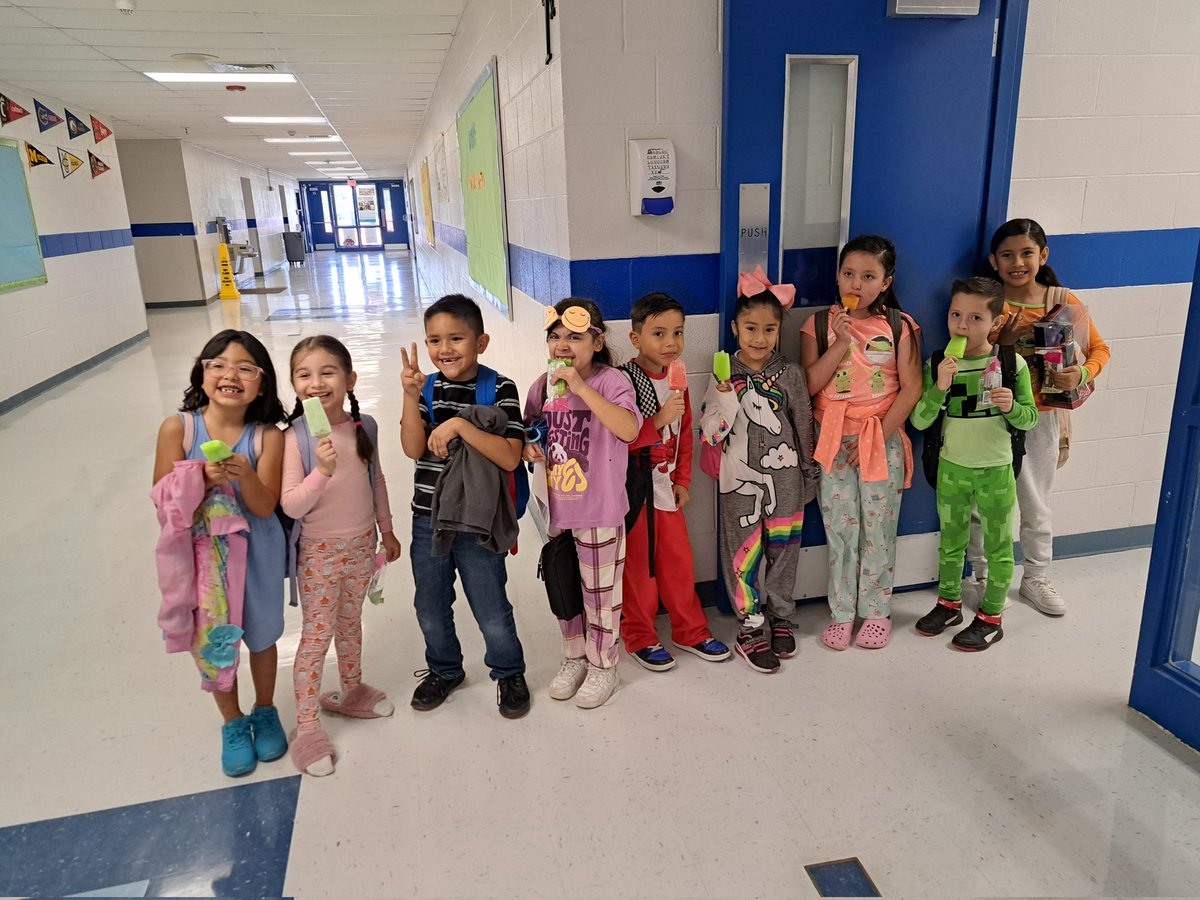 It was a great intersession week with these awesome 2nd graders!! They did great!

Enjoying their paletas after a hard working week. 😋