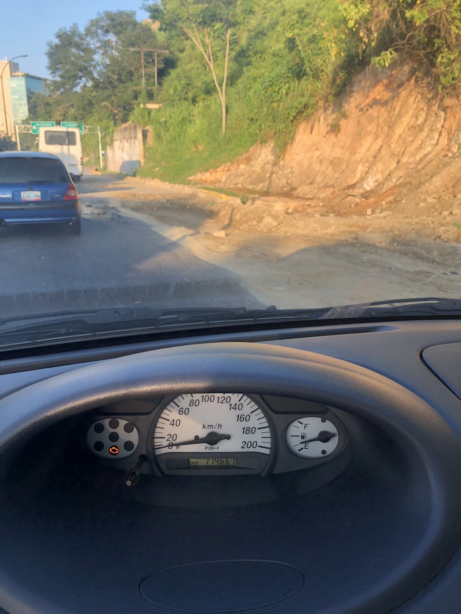 cbarrios58's tweet photo. @HaciendaElEnca1 @JoseVRangelA @Mun_Sucre @PCivil_Ve @NicolasMaduro @MirandaGob La Louis de Camoes que conecta con esta vía es la vergüenza del alcalde responsable, para el es invisible, esto tiene meses así: ⬇️⬇️⬇️⬇️⬇️⬇️ https://t.co/fIONnW0PBm