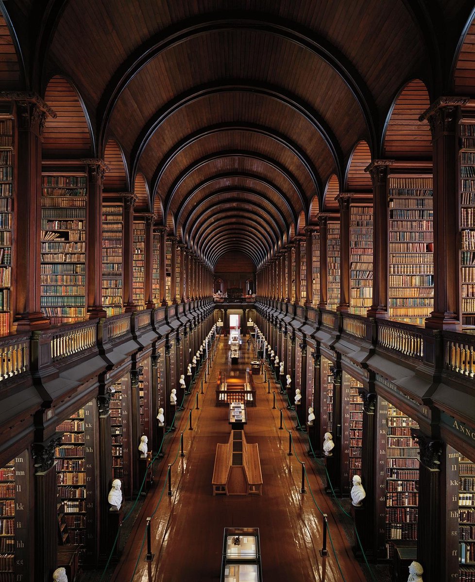 Libraries are supposed to be magnificent temples of learning.

These are the 25 most beautiful examples on Earth 🧵

1. Trinity College Library, Dublin, Ireland 🇮🇪