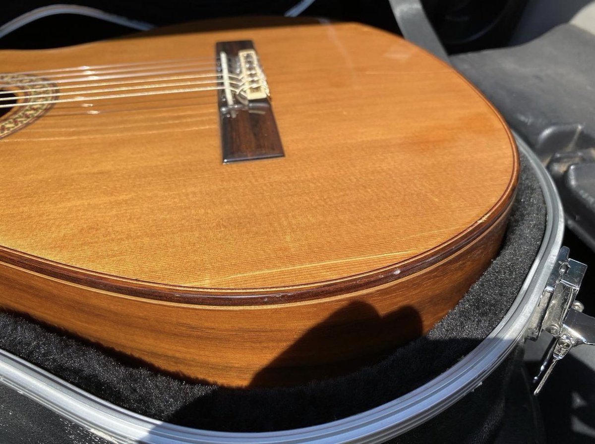 Don Rorro Sinergia (@rorral) on Twitter photo Así le dejó Latam Airlines la guitarra a nuestro maestro Eduardo Gatti. Él comenta en su instagram que es segunda vez que la aerolínea le rompe la guitarra y no le responden. Espero que esta vez sí respondan como un músico chileno merece <a href="/LATAMAirlines/">LATAM Airlines</a> <a href="/LATAM_CHI/">LATAM Chile</a> Así le dejó Latam Airlines la guitarra a nuestro maestro Eduardo Gatti. Él comenta en su instagram que es segunda vez que la aerolínea le rompe la guitarra y no le responden. Espero que esta vez sí respondan como un músico chileno merece <a href="/LATAMAirlines/">LATAM Airlines</a> <a href="/LATAM_CHI/">LATAM Chile</a>