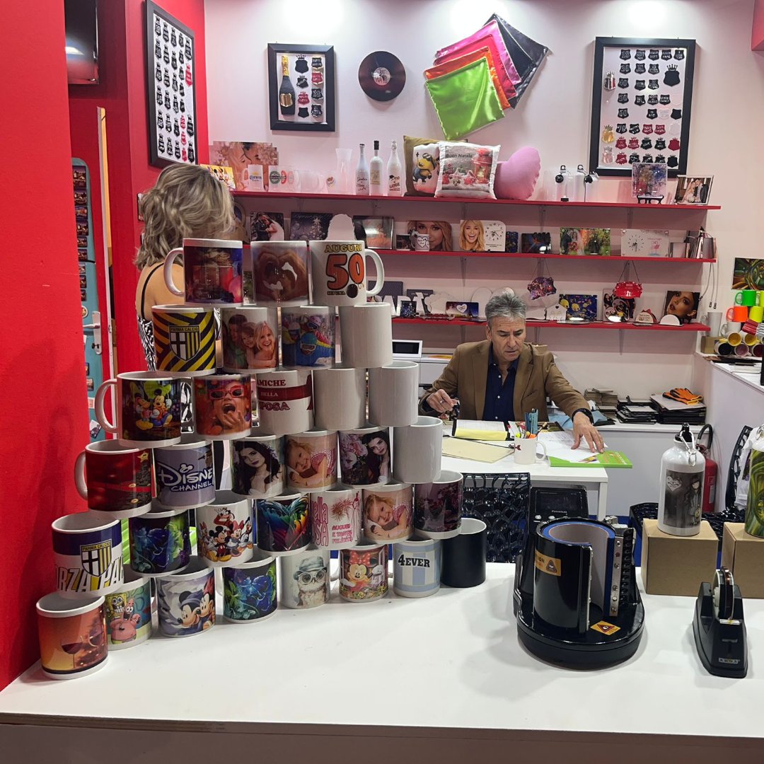 risicrea's tweet image. Giorno 2 ❤️

Grazie a tutti, vi aspettiamo domani per un’altra giornata insieme!

#ViscomItalia2023 #StampaSublimatica #ButtonMaking