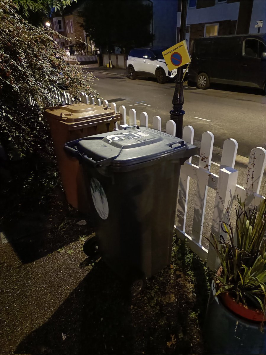 ScruffyJiver's tweet photo. @wfcouncil I have twice correctly presented this bin, reported it, and it has still not moved an inch let alone been emptied. Why are your staff/contractors allowed to routinely lie like this? Also, image upload on the complaint escalation option is broken. Shameful. https://t.co/GWi5Qxi9y1