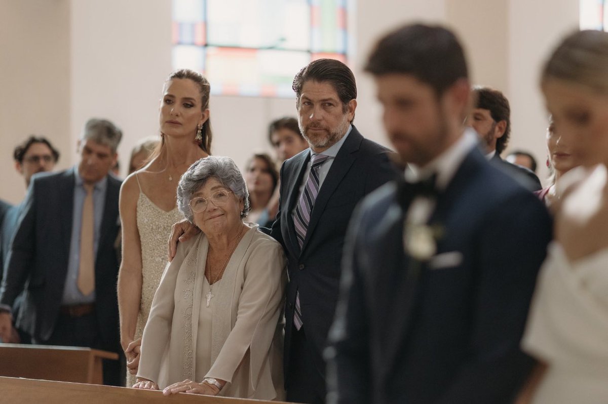 ceciarmy's tweet photo. Le sacaron fotos a una abuela en la boda de su hijo y se pudo ver lo orgullosa que estaba de él https://t.co/ije2jZjCVT