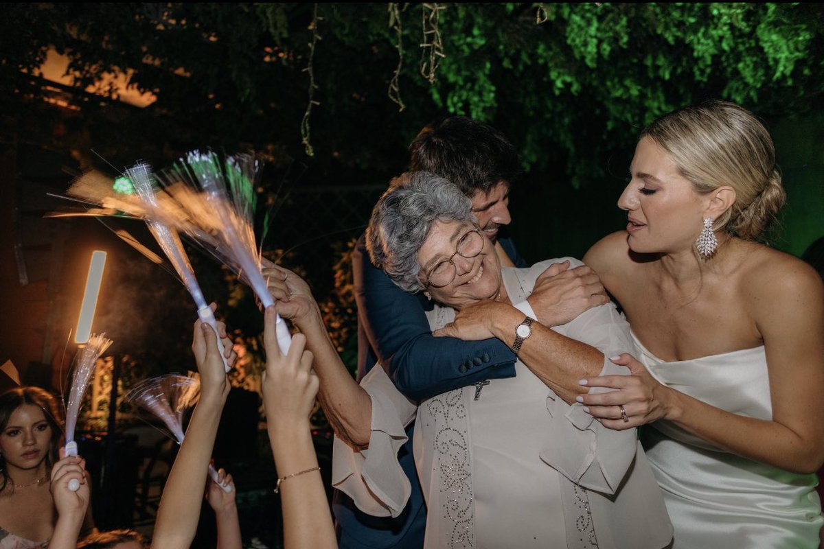 ceciarmy's tweet photo. Le sacaron fotos a una abuela en la boda de su hijo y se pudo ver lo orgullosa que estaba de él https://t.co/ije2jZjCVT