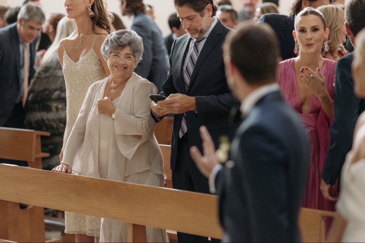 ceciarmy's tweet photo. Le sacaron fotos a una abuela en la boda de su hijo y se pudo ver lo orgullosa que estaba de él https://t.co/ije2jZjCVT