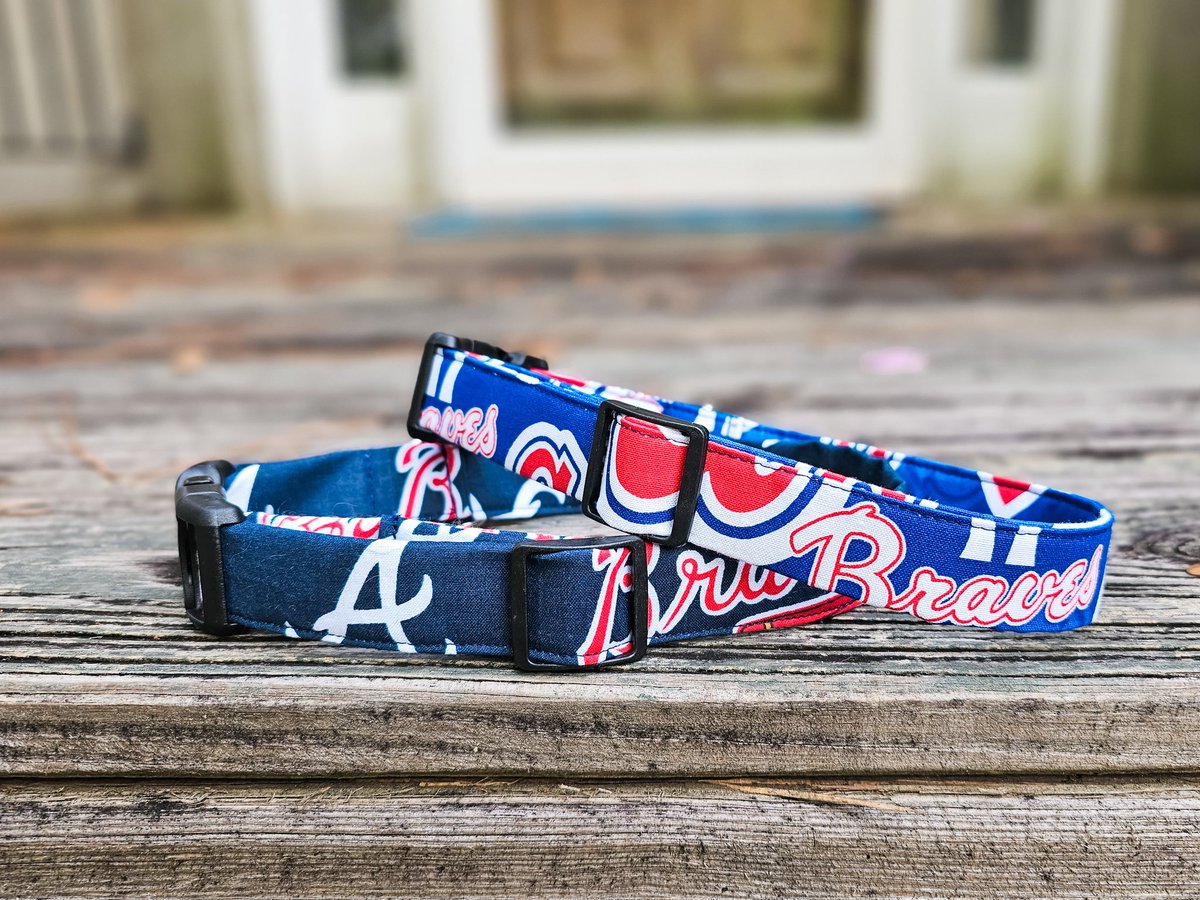 ambergoesviolin's tweet photo. Surprise! I made a batch of L/XL dog collars! These fit neck size 16"-24". These are for the big and really big puppies (think labs, retrievers, great danes, etc.) I only made 10 of each print, so if you'd like to buy one, shoot me a DM! https://t.co/VYpWGMfvhQ