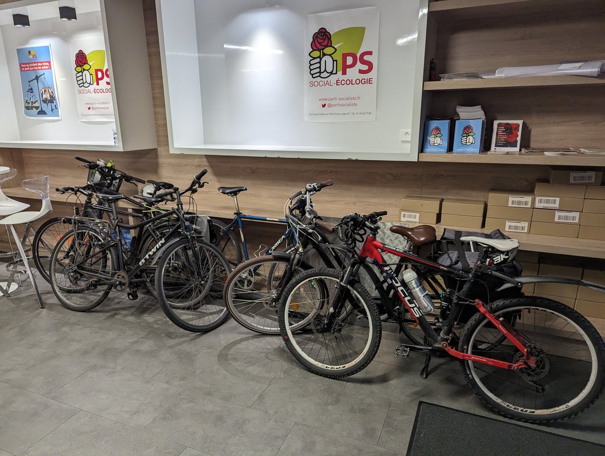 JeromeMARBOT's tweet photo. Réunion de travail avec les Shifters hier à @ps_fede64 sur les sujets de l'agglo paloise : réseau de chaleur urbain, bus à hydrogène, préservation des arbres... 
Une expertise scientifique précieuse pour les militants de la gauche et de l'écologie et les élus de l'agglo paloise https://t.co/xUd4Y7I4vs