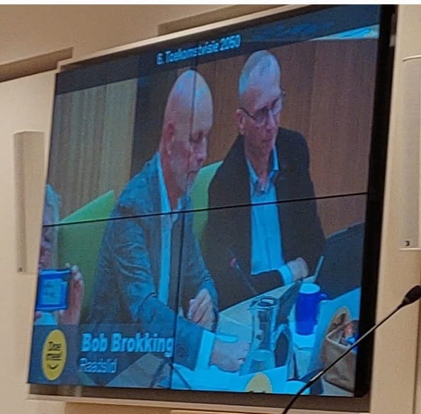 Toekomstvisie 2050 Wie willen we als <a href="/Molenlanden_Gem/">Gemeente Molenlanden</a> zijn?

Die vraag kreeg <a href="/raadmolenlanden/">gemeenteraad Molenlanden</a> vanavond niet beantwoord. 

Een visie, een paraplu, daar komt een meer uitgebreid proces voor met een nieuw voorstel. Huidige visie geldt tot 2030.