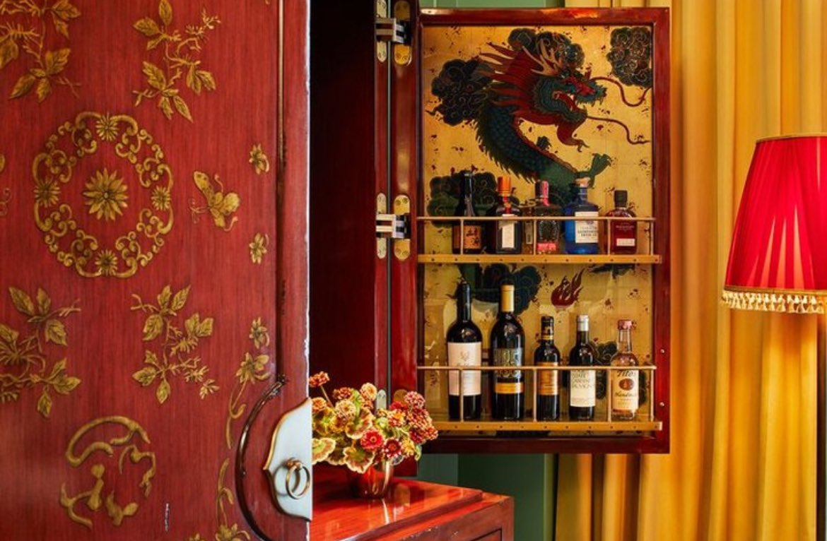 GitaPR's tweet image. The Fifth Avenue Hotel opens this month on October 16th! The highly anticipated hotel gave @travelandleis a sneak peek highlighting 1907 Renaissance-style building, brand-new glass tower, and vibrant hues!

#teamgitapr #fifthavenue @fifthavenue #nyc #travelandleisure