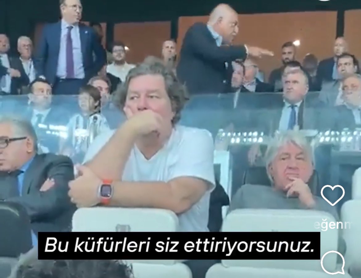 Sayın Büyükekşi 
Beşiktaş taraftarı bu Parmağa asla unutmayacaktır … 
O koltukta artık oturmak çok zor . 
Bence sizi o koltuğa oturtanlar da sizden memnun değil …