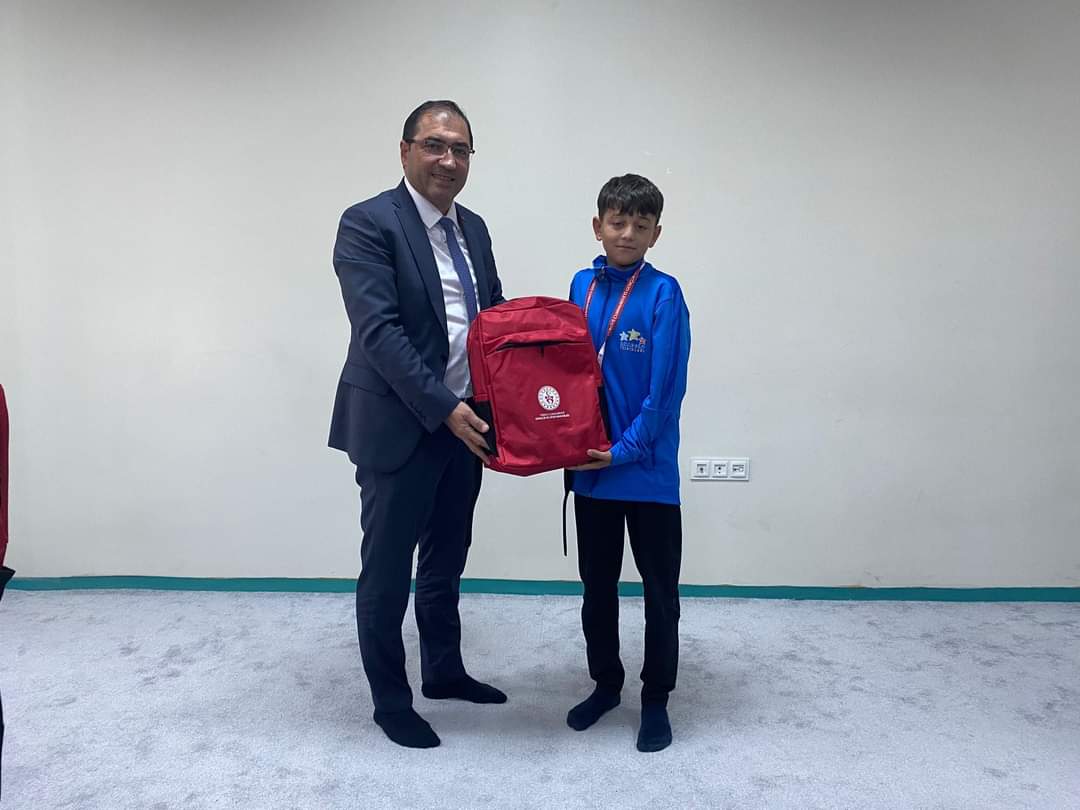 GSB_Erzurum's tweet photo. Antrenörümüz Mehmet Kırık ile sporcularımızı tebrik ettiler. Oldukça samimi geçen ziyarette, Türkiye 4'ncüsü takımımıza hediyeleri takdim edildi. https://t.co/UHYIEcvBfa