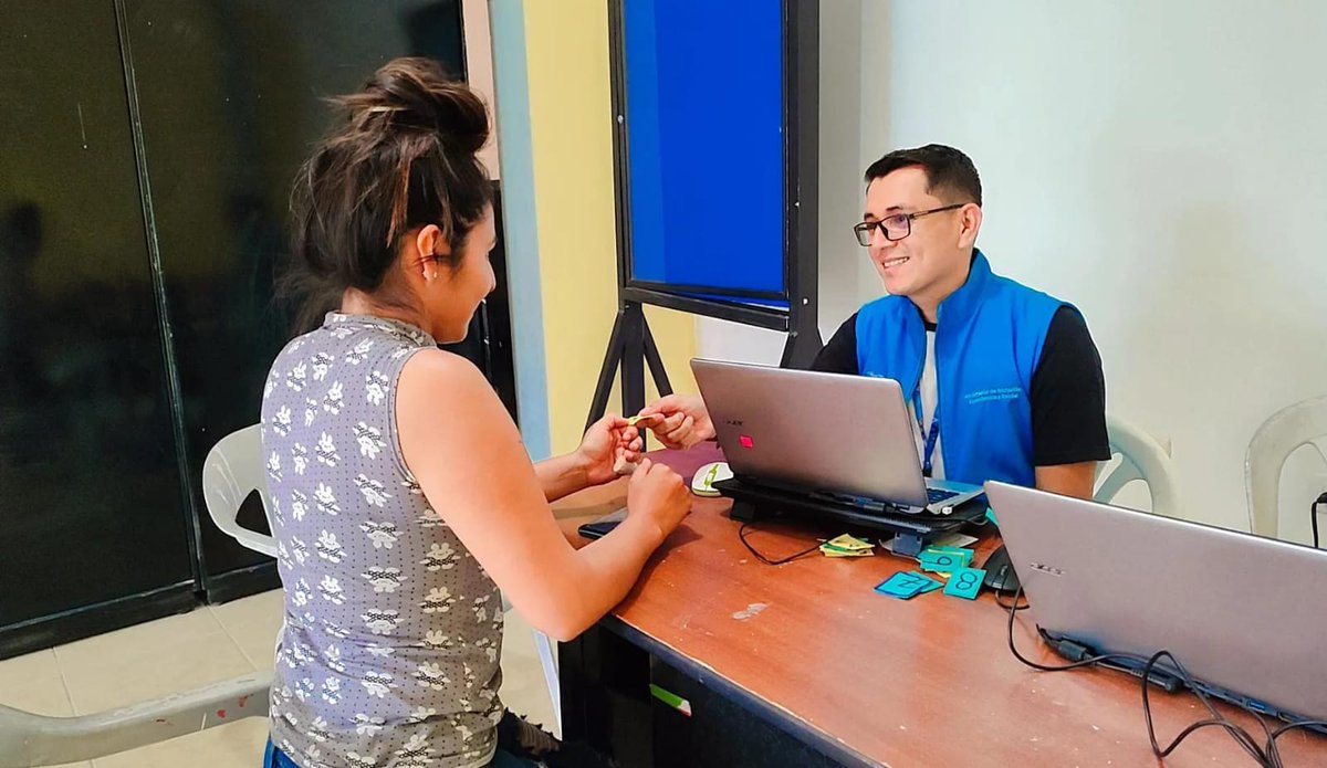 JulyHidalgo9's tweet photo. #MIESZona4 | Visitamos  #PuertoCayo de Jipijapa, donde llevamos el Balcón de Servicio Informativo con el objetivo de acercar la atención al territorio.  Al lugar asistieron más de 200 personas interesadas por consultas sobre Bonos y Pensiones.

#ElTrabajoContinúa https://t.co/x2KfDOoujA
