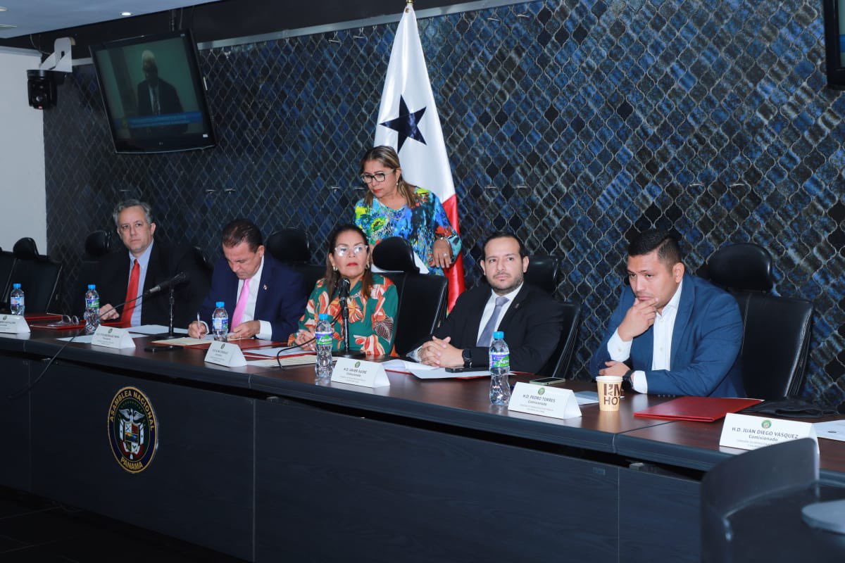 Además para implementar medidas de bioseguridad, se aprobó en primer debate el Proyecto de Ley 1066, que dicta medidas de bioseguridad para contenedores marítimos en las terminales portuarias del país.