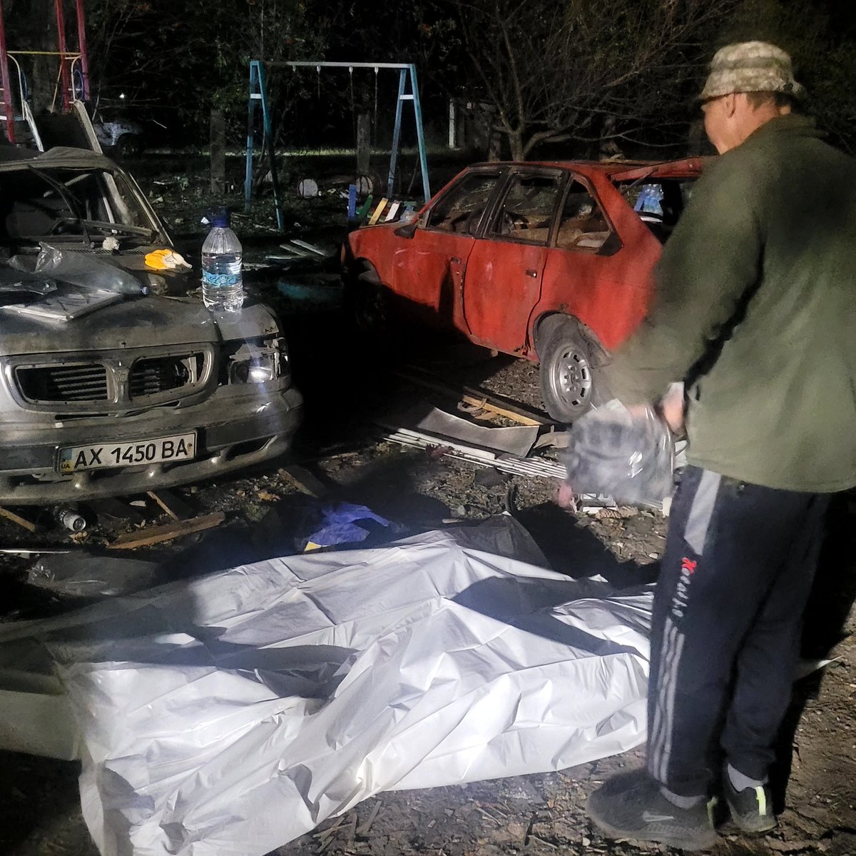 HansJMelissen's tweet photo. Sergeii bij het lichaam van zijn vrouw, die zou koken voor de bezoekers van de begrafenis in het dorpje #Hroza #Kharkiv https://t.co/Hl7UAmy09V