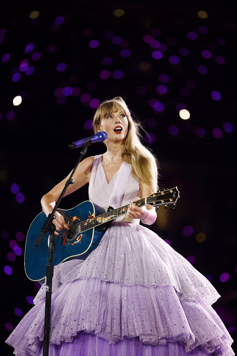 TSwiftNewsFR's tweet photo. Saviez-vous qu’avec le streaming, 1500 streams équivalent à 1 vente ? 

Pour vous donner une idée du pouvoir de Taylor Swift, sa discographie accumule autour de 100k équivalent-ventes PAR JOUR. https://t.co/nmFd9ukDjK