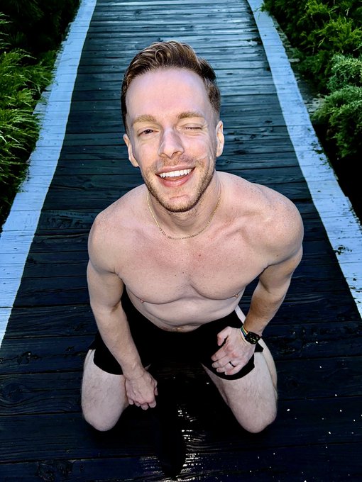 1 pic. You know what I will miss the most about the warm weather? The outdoor facials. https://t.co/