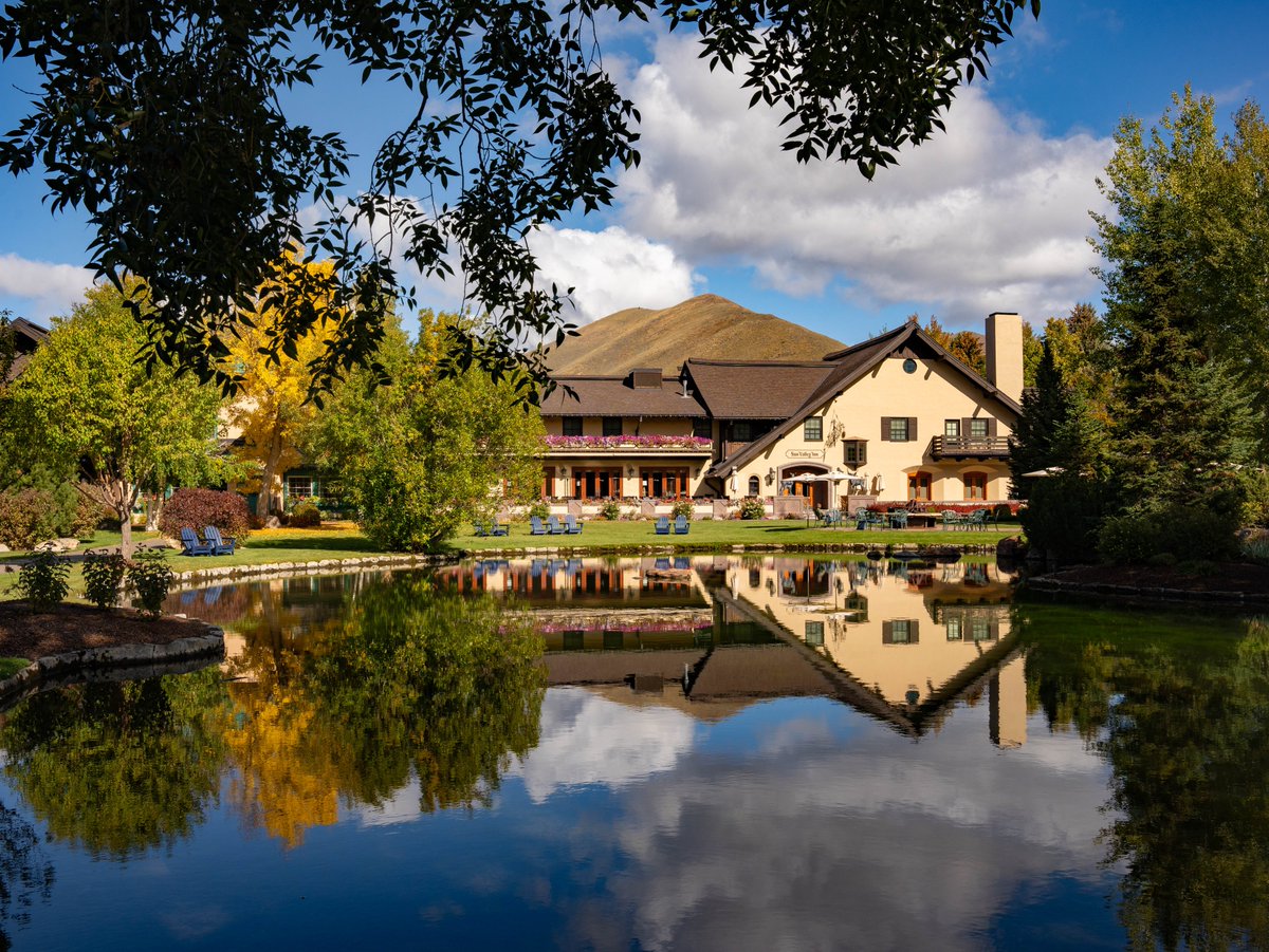 sunvalley's tweet photo. Soaking up fall in the Sun Valley Village 🍂 ✨

#fallinthemountains
#colorsoffall
#sunvalleystoke https://t.co/CSuP5lPLhc
