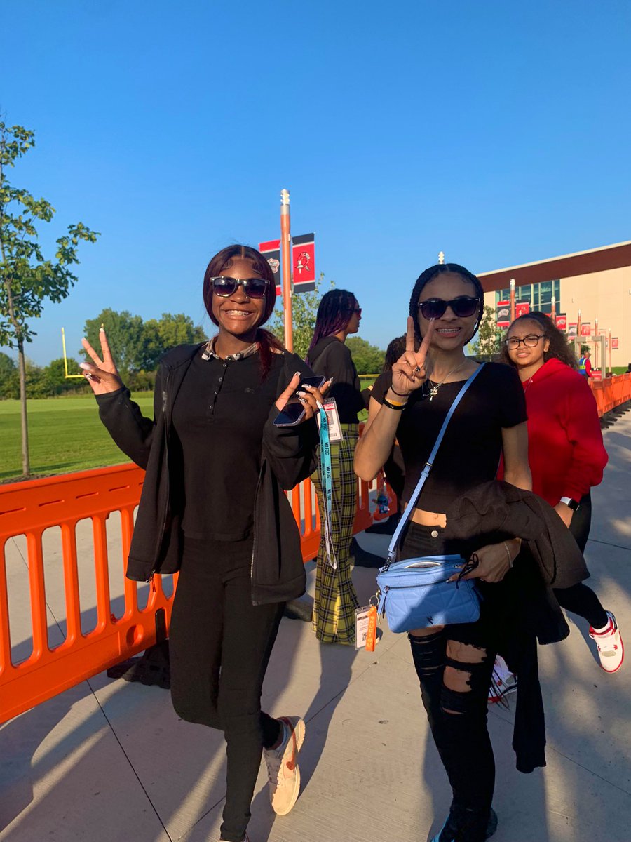 Kolios_Rich227's tweet photo. @RichTownshipHS PEP Club handing out shades at the #blackoutnight football game! 😎 @RTHSActivities @RTHS_Athletics 
🕶️🕶️🕶️🕶️🕶️🕶️🕶️🕶️🕶️🕶️🕶️🕶️🕶️ https://t.co/VtTQFa5xT5