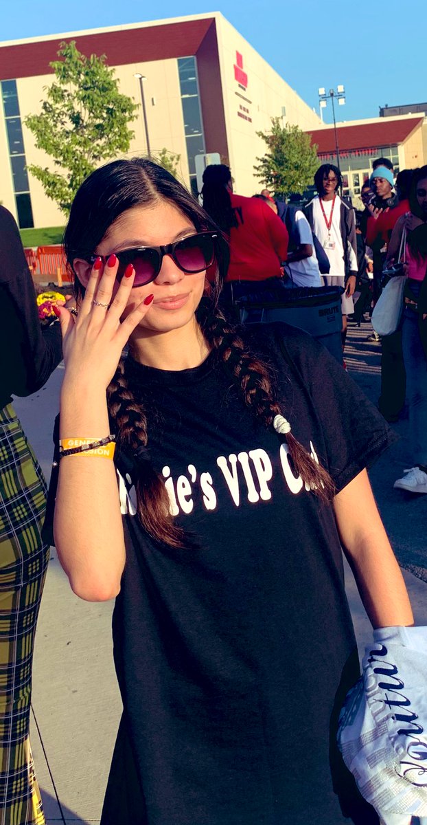 Kolios_Rich227's tweet photo. @RichTownshipHS PEP Club handing out shades at the #blackoutnight football game! 😎 @RTHSActivities @RTHS_Athletics 
🕶️🕶️🕶️🕶️🕶️🕶️🕶️🕶️🕶️🕶️🕶️🕶️🕶️ https://t.co/VtTQFa5xT5