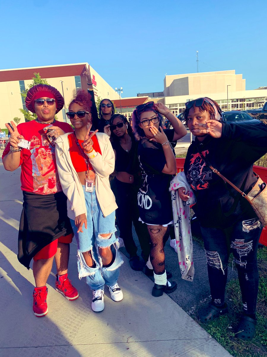 Kolios_Rich227's tweet photo. @RichTownshipHS PEP Club handing out shades at the #blackoutnight football game! 😎 @RTHSActivities @RTHS_Athletics 
🕶️🕶️🕶️🕶️🕶️🕶️🕶️🕶️🕶️🕶️🕶️🕶️🕶️ https://t.co/VtTQFa5xT5