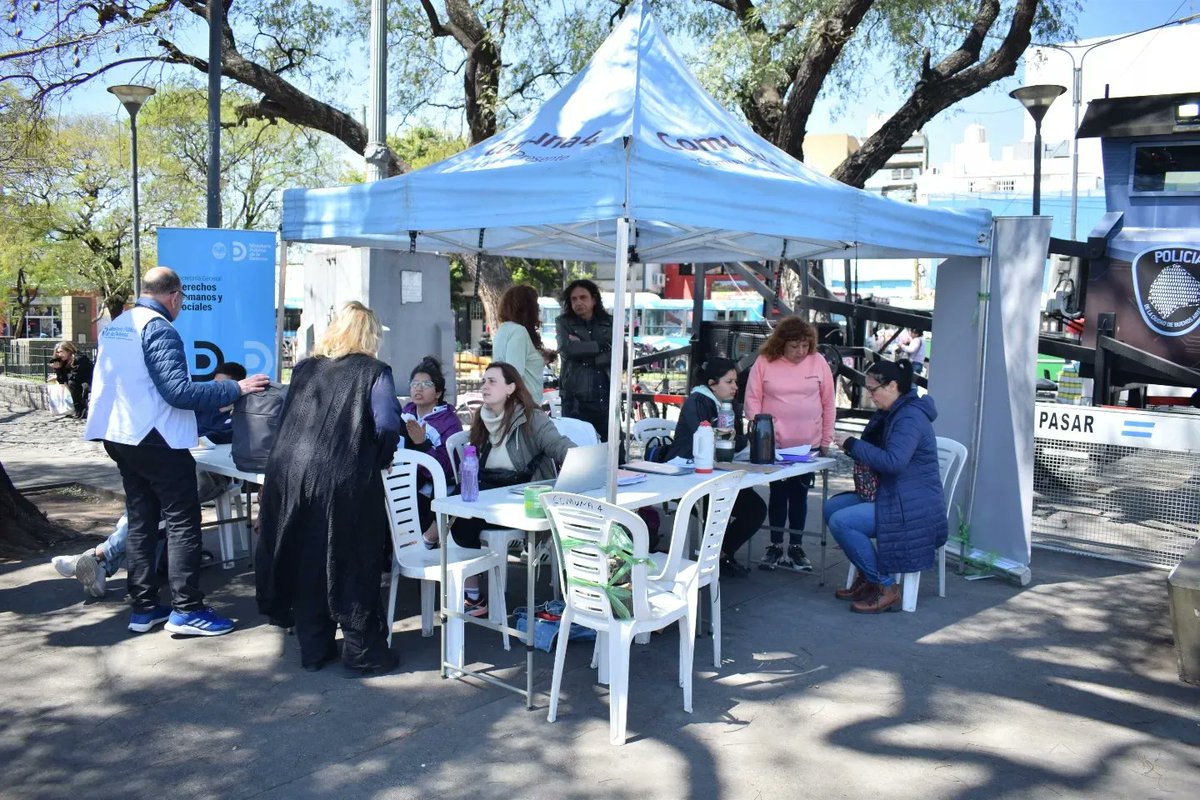 NachoAlvarezC4's tweet photo. 📍Estuvimos con un nuevo Operativo de Cercanía de la @bacomuna4 en #Pompeya en la Plaza Traful, junto a la @DefensoriaCABA y el @MPDefensaCABA , asesoramos a los vecinos y vecinas sobre los trámites comunales, derechos de los ciudadanos y orientación a la salud.
#ComunaPresente https://t.co/SFOTDSAqu2